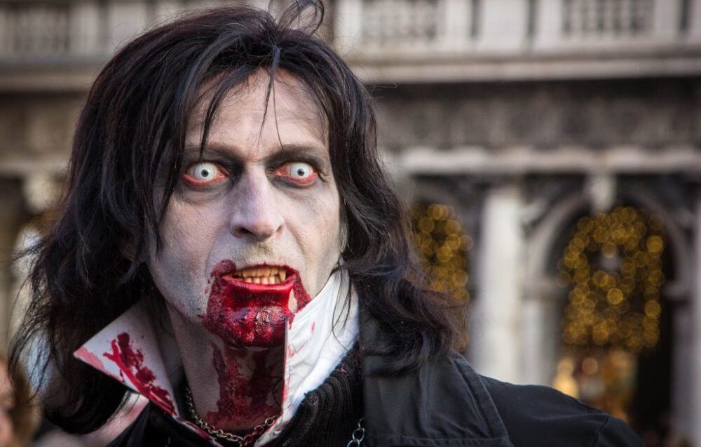 Call of the Night Cosplay Highlights New Summer Vampire Favorite